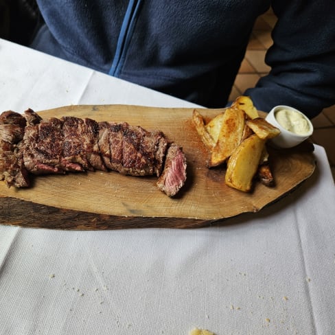 Tagliata di controfiletto di manzo con patate alla paprika e salsa bernese  - La Cantina