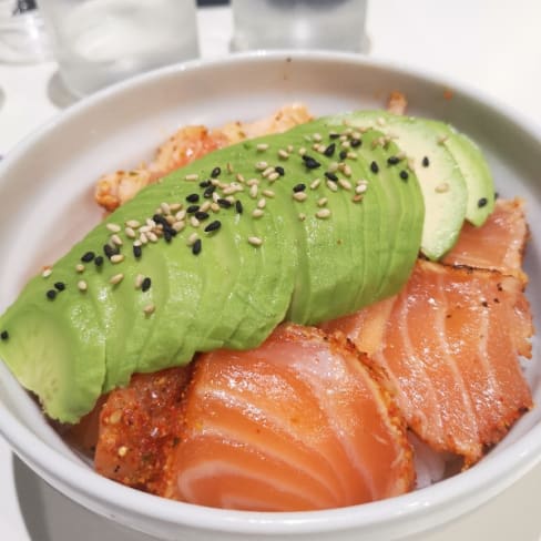 Chirachi saumon épicé, supp avocat - Eat sushi, Montreuil