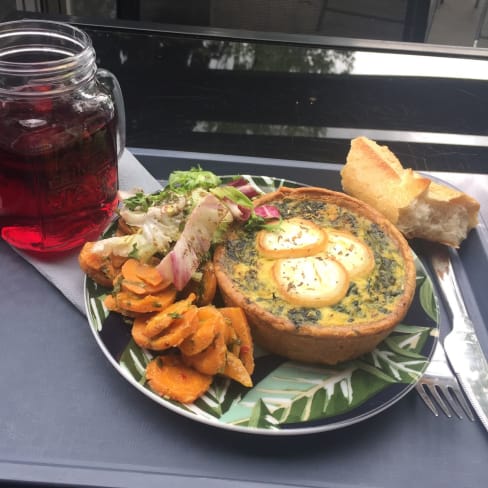 Quiche chèvre épinard, salade verte et salade méditerranéenne de carottes, infusion fraîche à l’hibiscus et cranberry - Librairie Gourmande Maruani, Paris