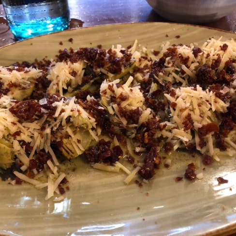 Alcachofas con ibérico y parmesano, con una base de salsa de trufa