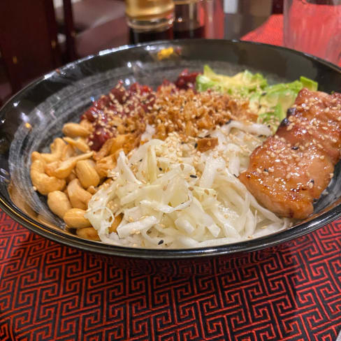 2 protéines au choix - 3 légumes au choix avec du riz dessous. Pour ce plat j’aurai aimé un peu plus de poulet et moins de riz.  - Ikura, Paris