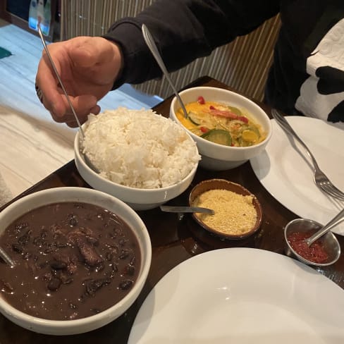 Feijoada (haricots noires, viande de porc, boeuf),  riz et farine de manioc - Tropicalia Restaurant Traiteur Brésilien, Paris