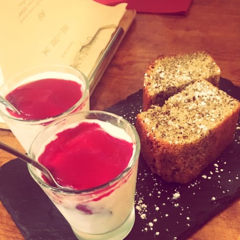 Fromage blanc et coulis de fruits rouges avec un cake au thé délicieux et encore chaud .... - VINGT VINS D'ART, Paris