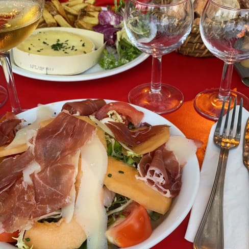 Camembert rôti et salade Meli-Melon - Le Bigo, Paris