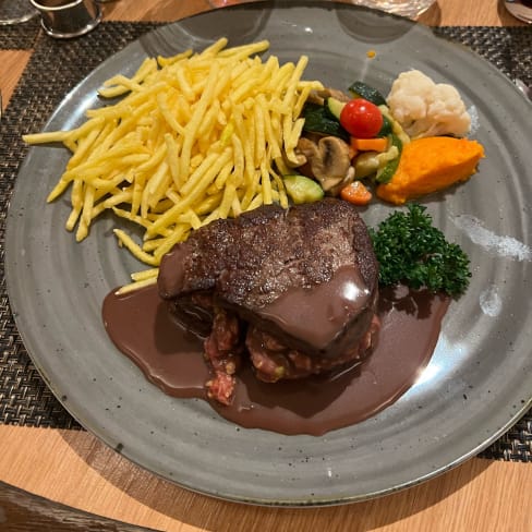 Un tartare disposé entre de morceaux de filets de bœuf, magnifique cuisson, rien a redire.  - Restaurant de l'Hostellerie du XVIème Siècle, Nyon