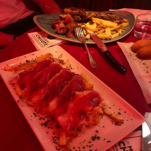 También brochetas de pollo moruno con patatas y tomate aliñado - Museo Chicote, Madrid