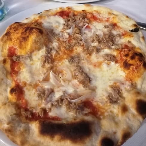 Pizza Con Tonno E Cipolla E Pizza Con Mozzarella Di Bufala