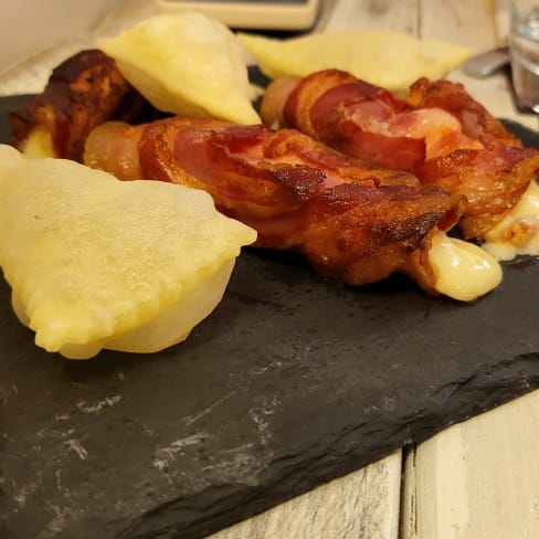 Involtini di ancetta croccante con ecorino cremoso e gnocchetti fritti - La Gnoccheria