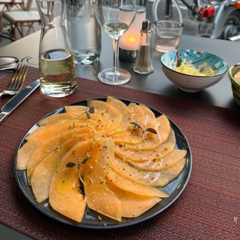 De fines tranches de melon arrosées d’une huile d’olive italienne très douce et parfumées par du poivre de Timut - Le Percolateur, Paris