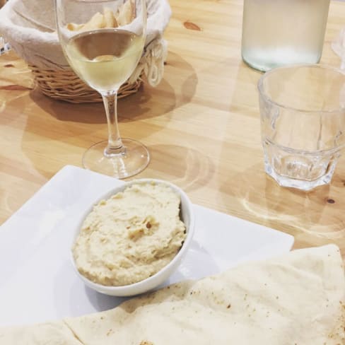 Entrée du hommos servi avec une pitas. Un simple délice - La Maison des Cyclades - Beaugrenelle, Paris