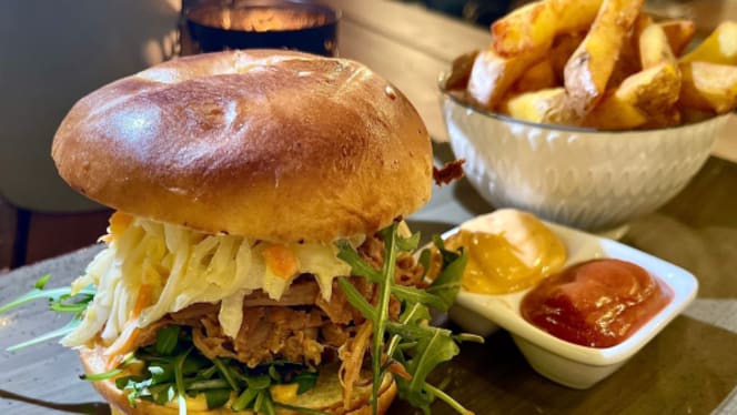 Pulled Pork Burger mit hausgemachte Pommes - Joyce, Wien