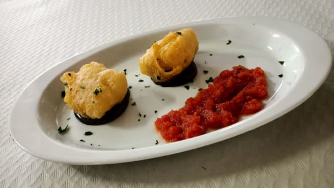 Bacalado en tempura con tomate caramelizado y mayonesa negra - Blasco Bahamas, Grau i Platja
