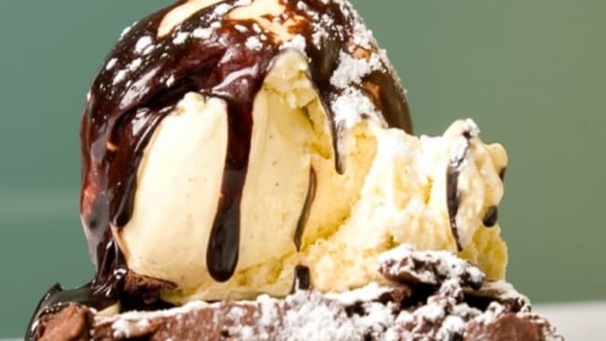 Brownie con helado de vainilla. - Botánico café, Granada