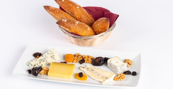 The plate of 3 french cheeses is our most wanted dish! Crude Milk for sure. From the best Fromageries in town... - Club des Châteaux, Lisboa