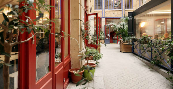 Notre cour intérieure - La Cour du Faubourg, Paris