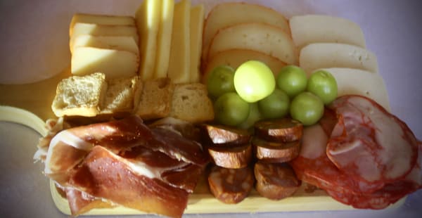  Mixed Board - Regional Goat & Sheep Cheese, Prosciutto, Spice Salami and Regional Chorizo / Tábua Mista - Catedrais Restaurante & Tapas-Bar, Lisboa