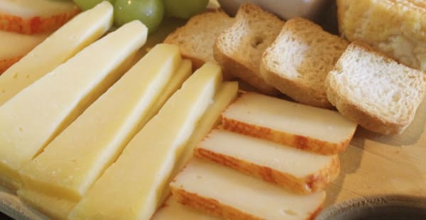 Cheese Board (Regional Goat & Sheep Cheese and Portuguese  Cow Cheese from the Azores and Marmalade / Tábua de Queijo - Catedrais Restaurante & Tapas-Bar, Lisboa