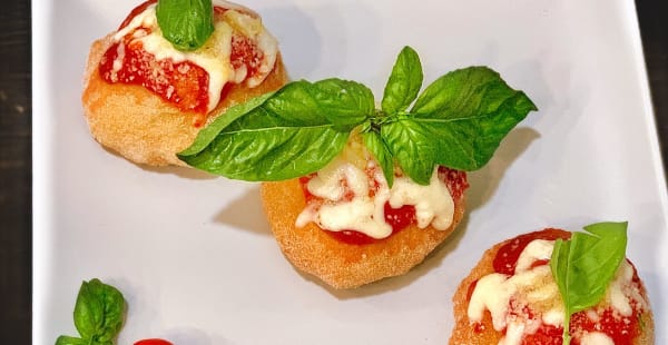 Montanare pomodoro mozzarella grana e basilico  - Laboratorio della Pizza, Roma