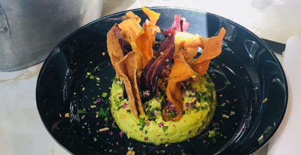 "Avocat commis d'office" & ses chips de légumes maison - Le Génie Sous Les Étoiles, Paris