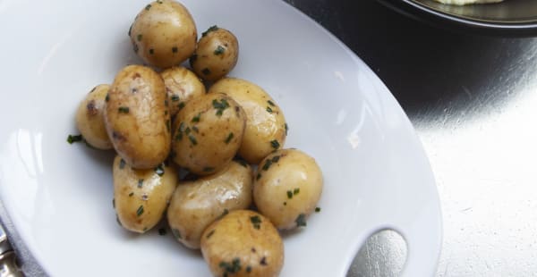 Pomme grenaille ciboulette, sel de guérande huile de truffe - Le Bouclard, Paris