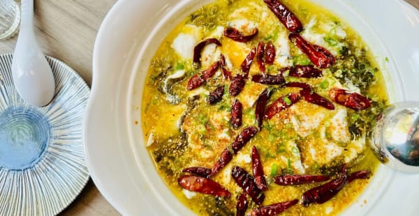 Pescado de lubina en sopa agripicante - Big Bowl, Barcelona