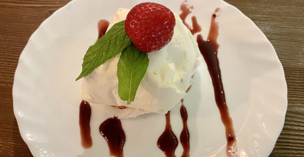 Lo Chef Consiglia” imbuttunata” gelato artigianale di pizzo calabro di pesca e farcita con fragola fresca - Grazie a Dio è Venerdì, Roma