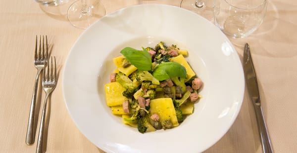 Paccheri, tonno, capperi e broccoli siculi - Osteria Via Mantova, Roma