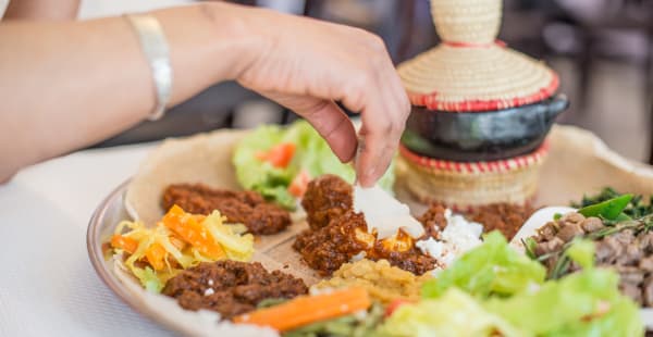 Plat traditionnel, se mange avec les doigts - Massawa, Paris