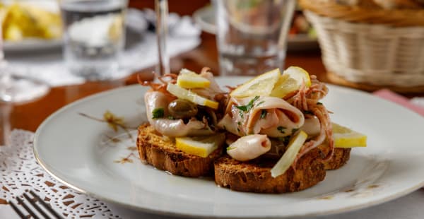 Bruschetta con insalata di totanetti, olive cotte al forno e limone - Eufrosino Osteria, Roma