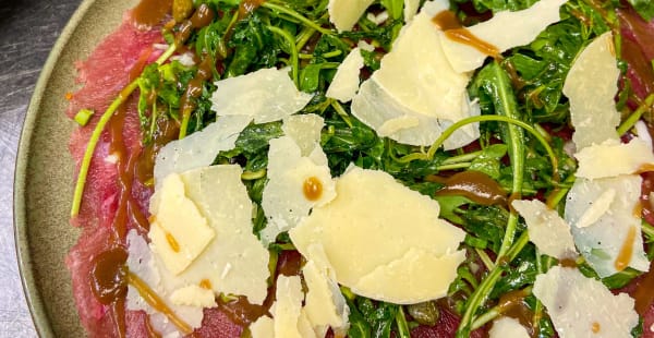 Le traditionnel carpaccio de boeuf, parmesan, roquette et crème de balsamique - Le Petit Olympia, Paris