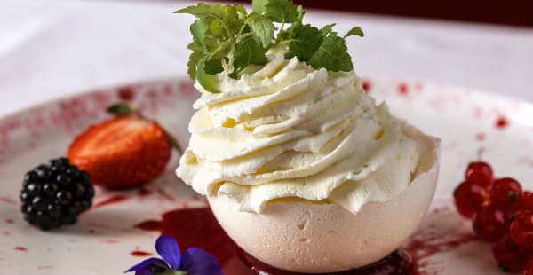 La Pavlova dans sa robe de fruits rouges. - Bel Canto Paris - Hotel de ville , Paris