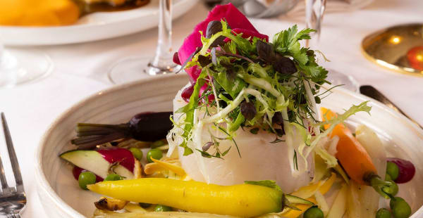 Médaillon de lieu jaune, jardinière de légumes et coulis de betterave. - Bel Canto Paris - Hotel de ville , Paris