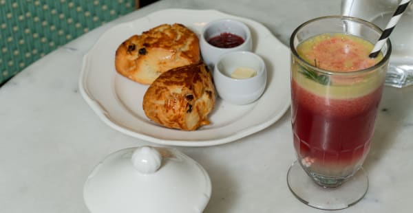 Scones aux raisins, Ruby Juice - Cuppa Gallery, Paris