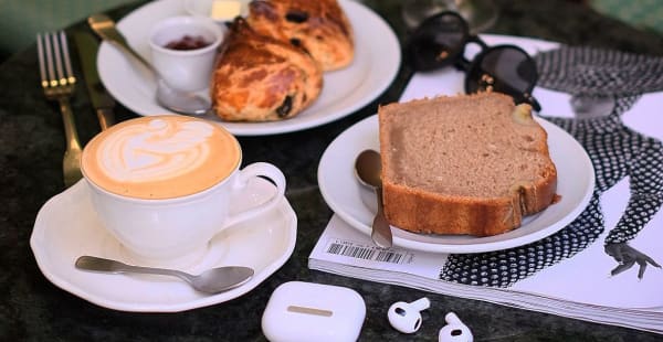 Scones aux raisins, Vegan Banana Cake, Cappuccino - Cuppa Gallery, Paris