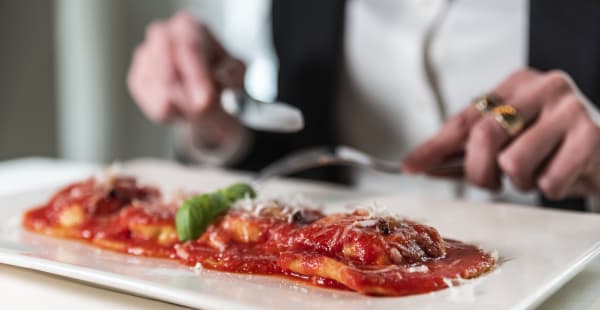 Ravioli fatti in casa di ricotta e spinaci al pomodoro, guarniti con guanciale e grana - Il Capestrano, Milano