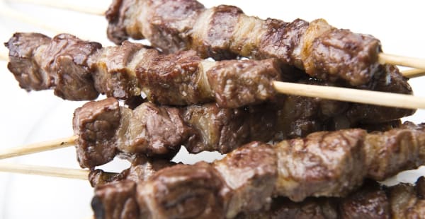 Arrosticini di pecora fatti a mano e cotti su brace - Il Capestrano, Milano