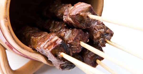 Arrosticini di carne di pecora fatti a mano cotti sulla brace - Il Capestrano, Milano