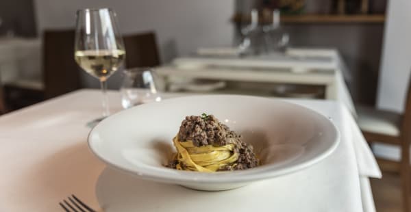 Tagliatella di pasta fresca con farina di Solina al ragù bianco di agnello, pecorino Castel del Monte, ginepro e limone - Il Capestrano, Milano