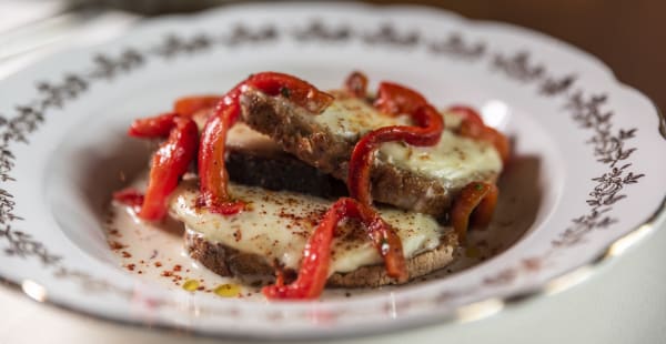 Pane di Lievito Madre, scamorza, crema di alici, peperone arrosto e peperone crusco - Il Capestrano, Milano