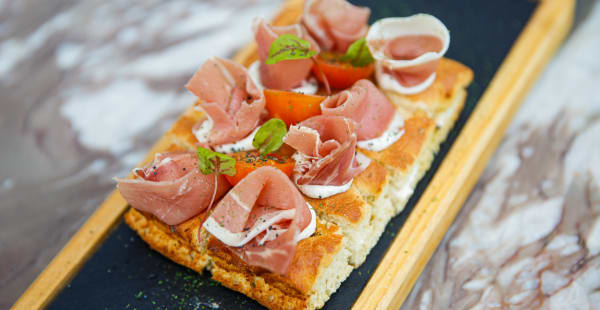 Focaccia (queijo creme, rábano, cebolinho) com presunto - Tasca da Memória, Lisboa