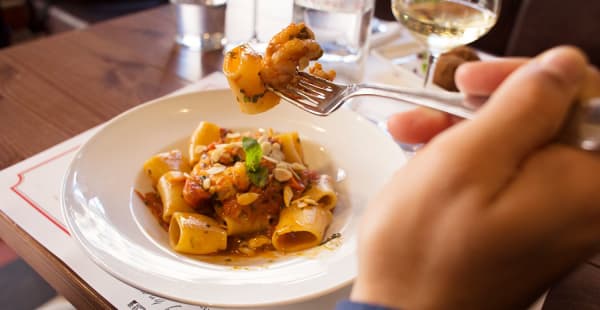 Mezzo Pacchero with Prawns, Tomatoes, Mint, Lime and Amond - Centro Restaurant, Roma