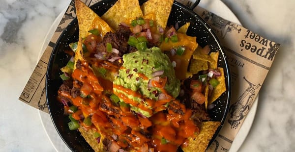 Vegan nachos de Jack fruit, aguacate, pico de gallo, Cheedar Vegano.  - Verde Amore, Barcelona