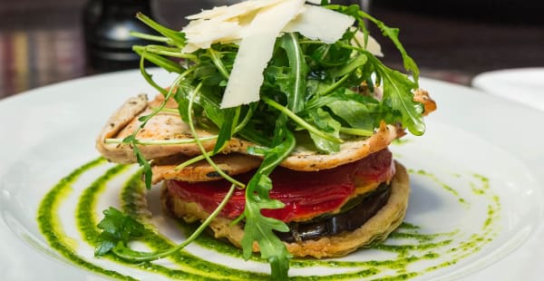 Blanc de Poulet en Piccata, Tatin de Légumes Confits, Sauce Pesto - Les Éditeurs, Paris