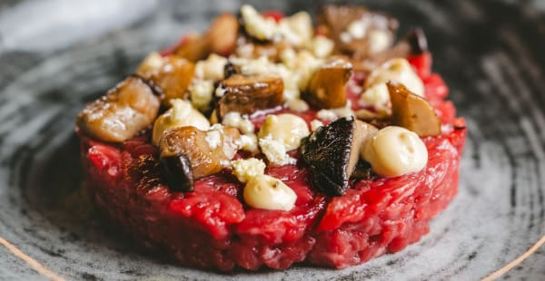 Tartare di fassona tagliata al coltello con funghi cardoncelli, mayo alla nocciola homemade e polvere d’olio - Fiuto Restaurant | Drink & Food, Roma