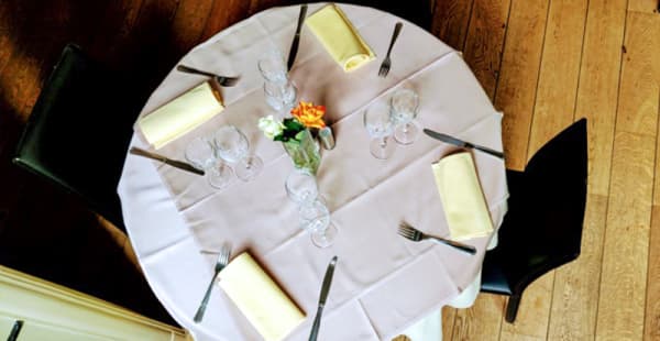 Vue aérienne d'une table ronde pour 4 personnes. - Dal Padrino, Bruxelles