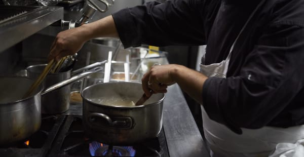 En cuisine - Chez Fernand Christine, Paris