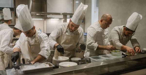 Pino Cuttaia con la brigata  - Uovodiseppia Milano, Milano