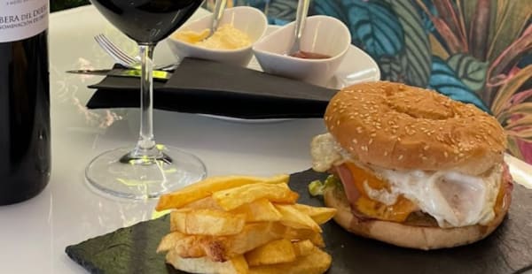 Hamburguesa Completa  - PISCO Y TAPA, Madrid