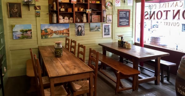 Ambiance atypique - La Cantine des Tontons, Paris