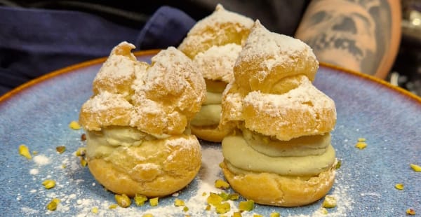 Choux à la crème de pistache - TerraViva, Montreuil